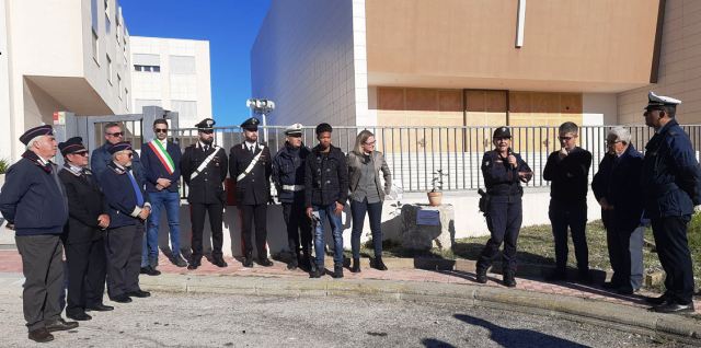 Legalità. Carabinieri "Biodiversità" consegnano l'albero di "Falcone" alla comunità di Raddusa